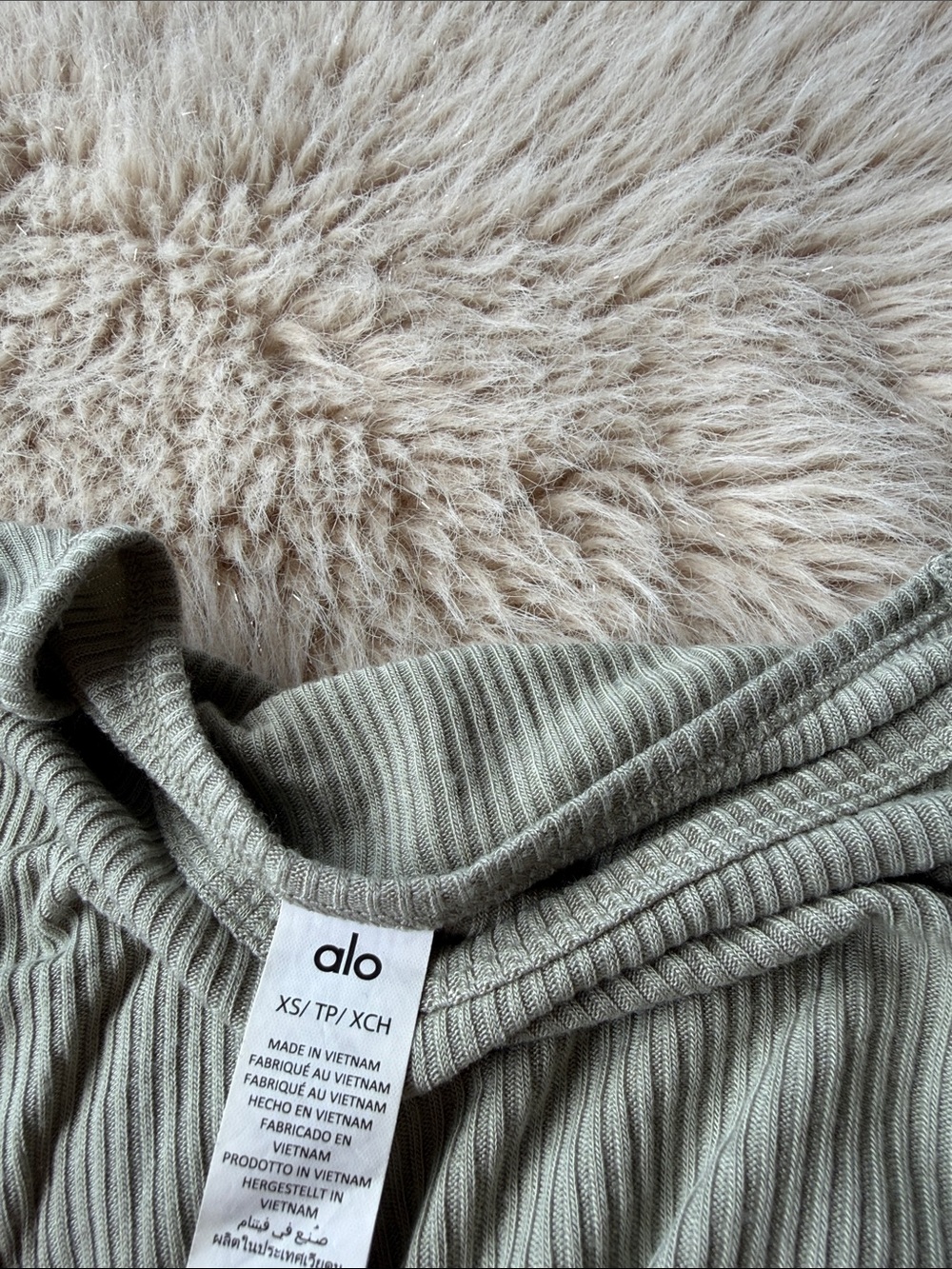 Alo Yoga Top - Picture 4 of 4